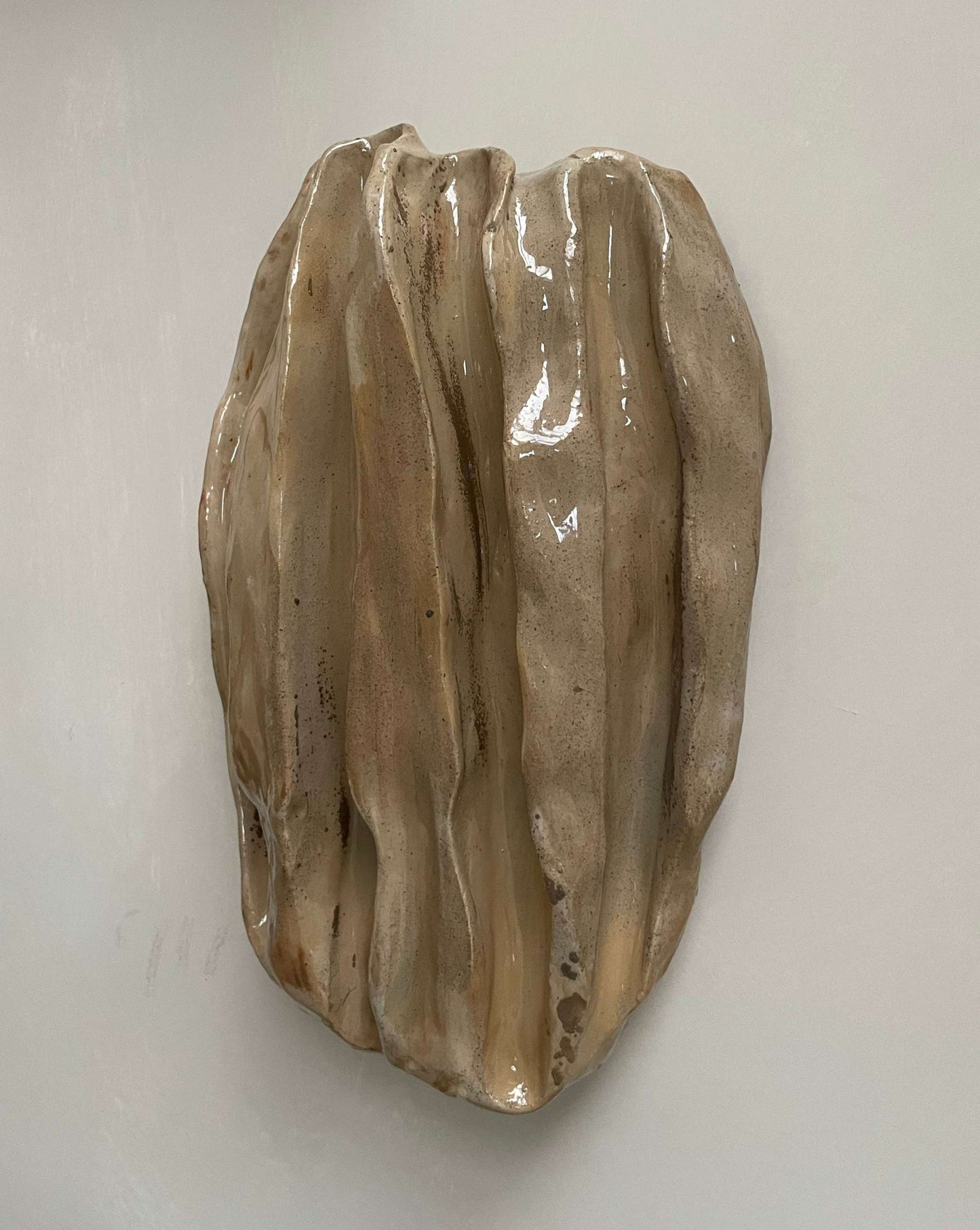 Ceramic sculpture "OBJETS DE NOYER - SAND 01" showcasing organic walnut-inspired shapes and eclectic colors, size 30 x 19 cm.