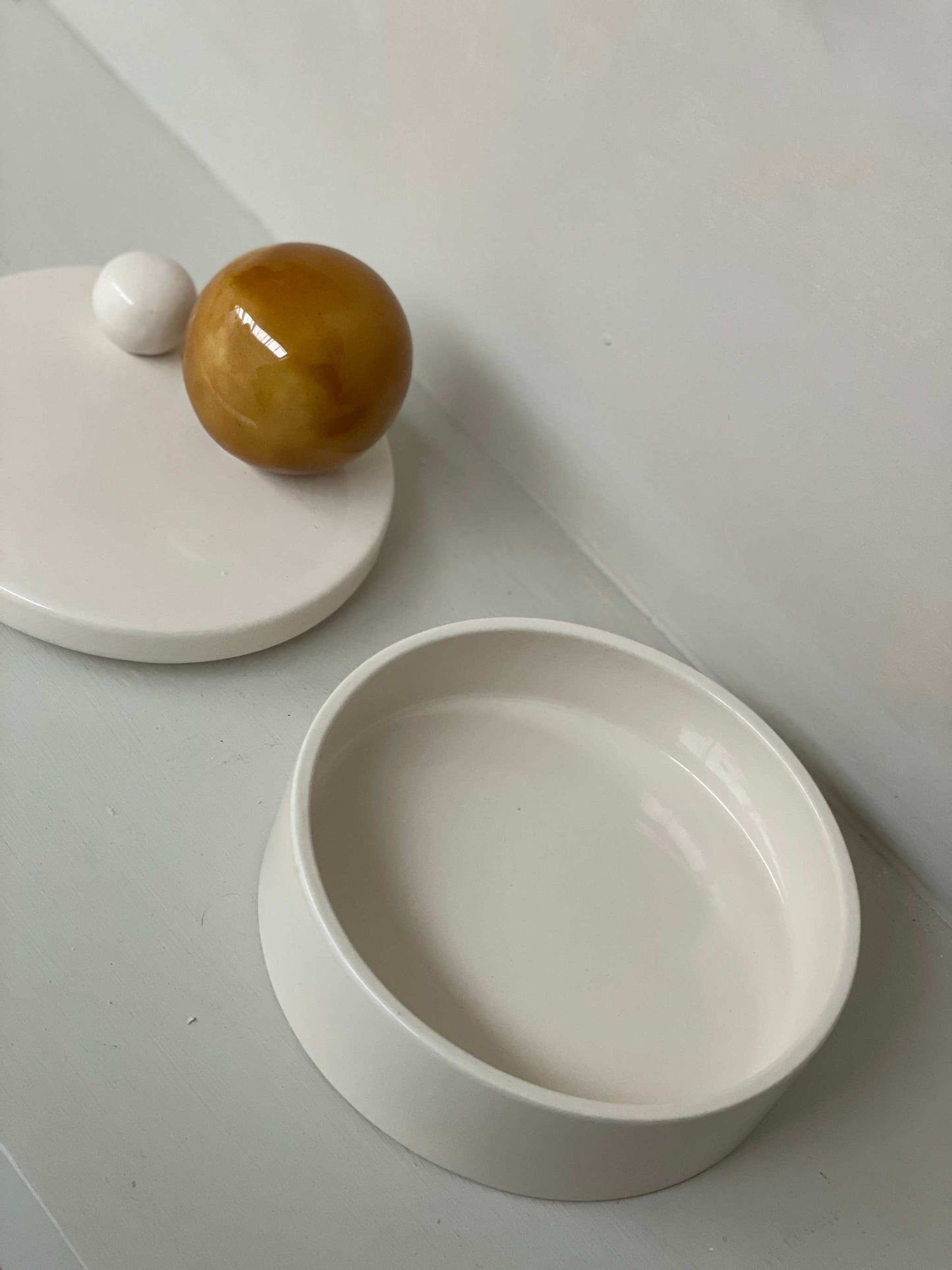 Handmade ceramic box 'BOULE' in large size, cognac and milk color, with lid.