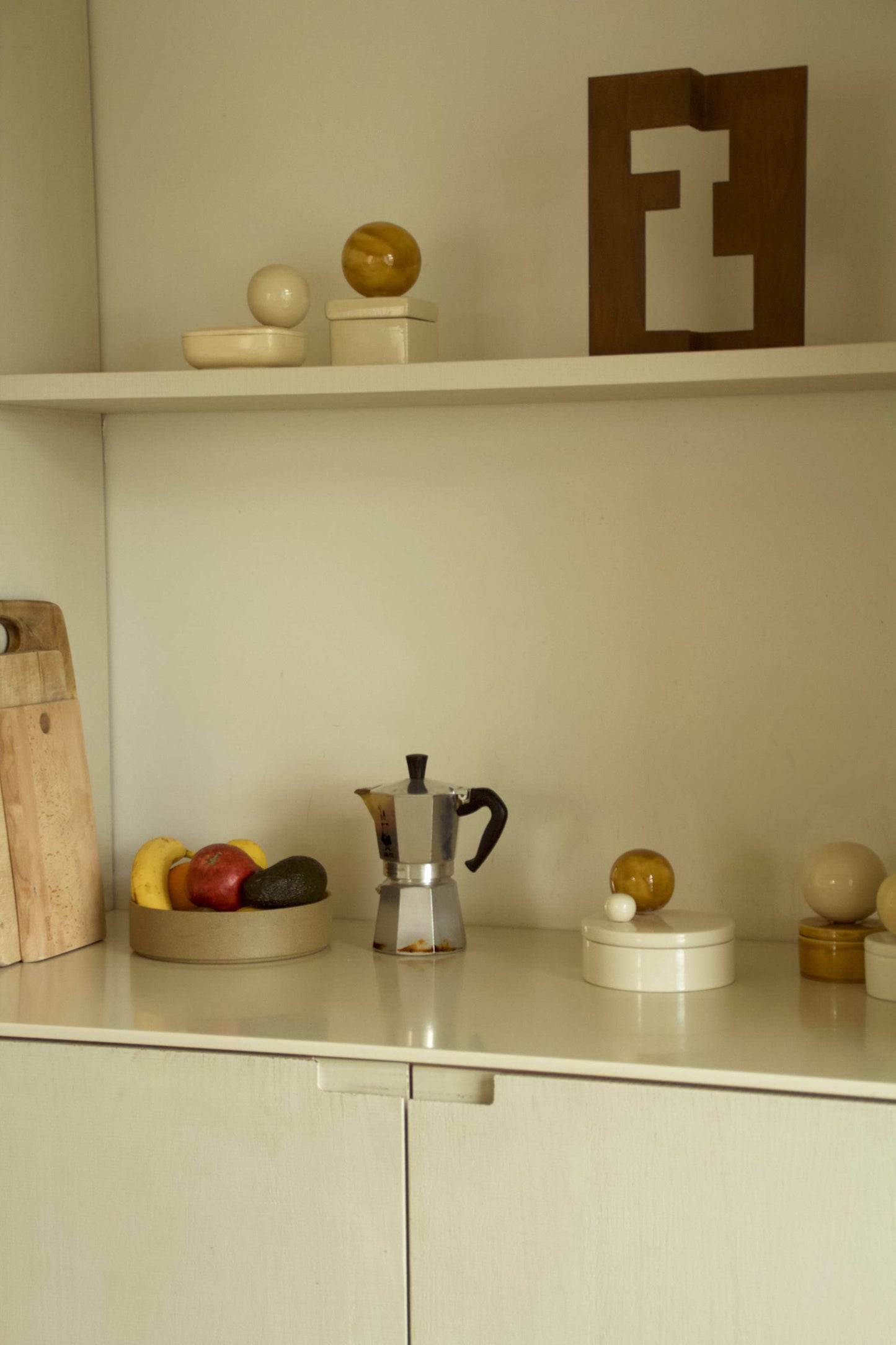 Set of 5 ceramic boxes 'BOULE' in Cognac 03 displayed on a shelf, perfect for adding charm and storing keepsakes.