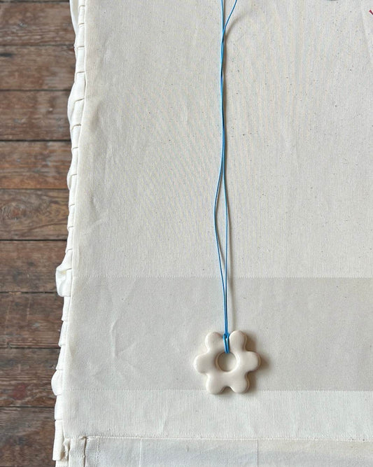 Flower necklace - white