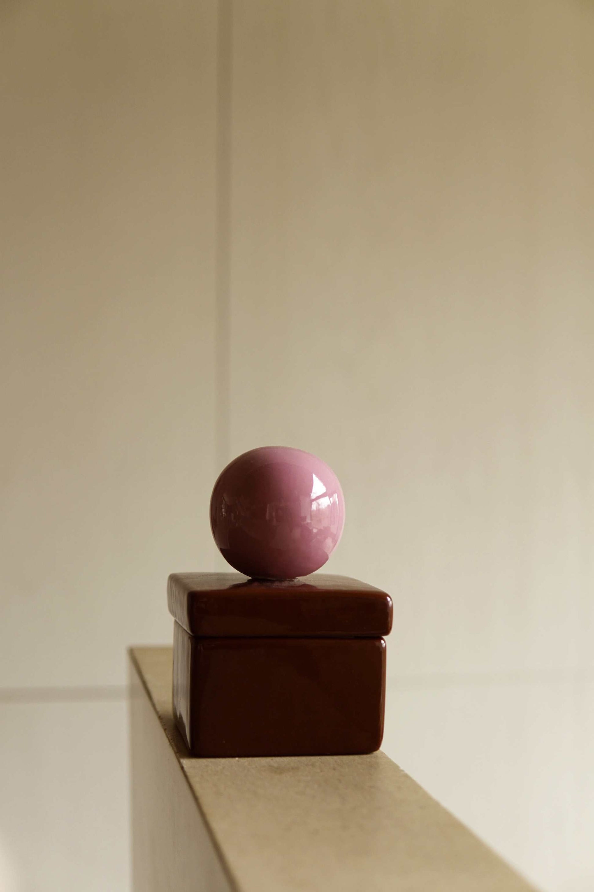 Ceramic box 'BOULE' in square shape with cherry and sorbet colors, perfect for keepsakes.