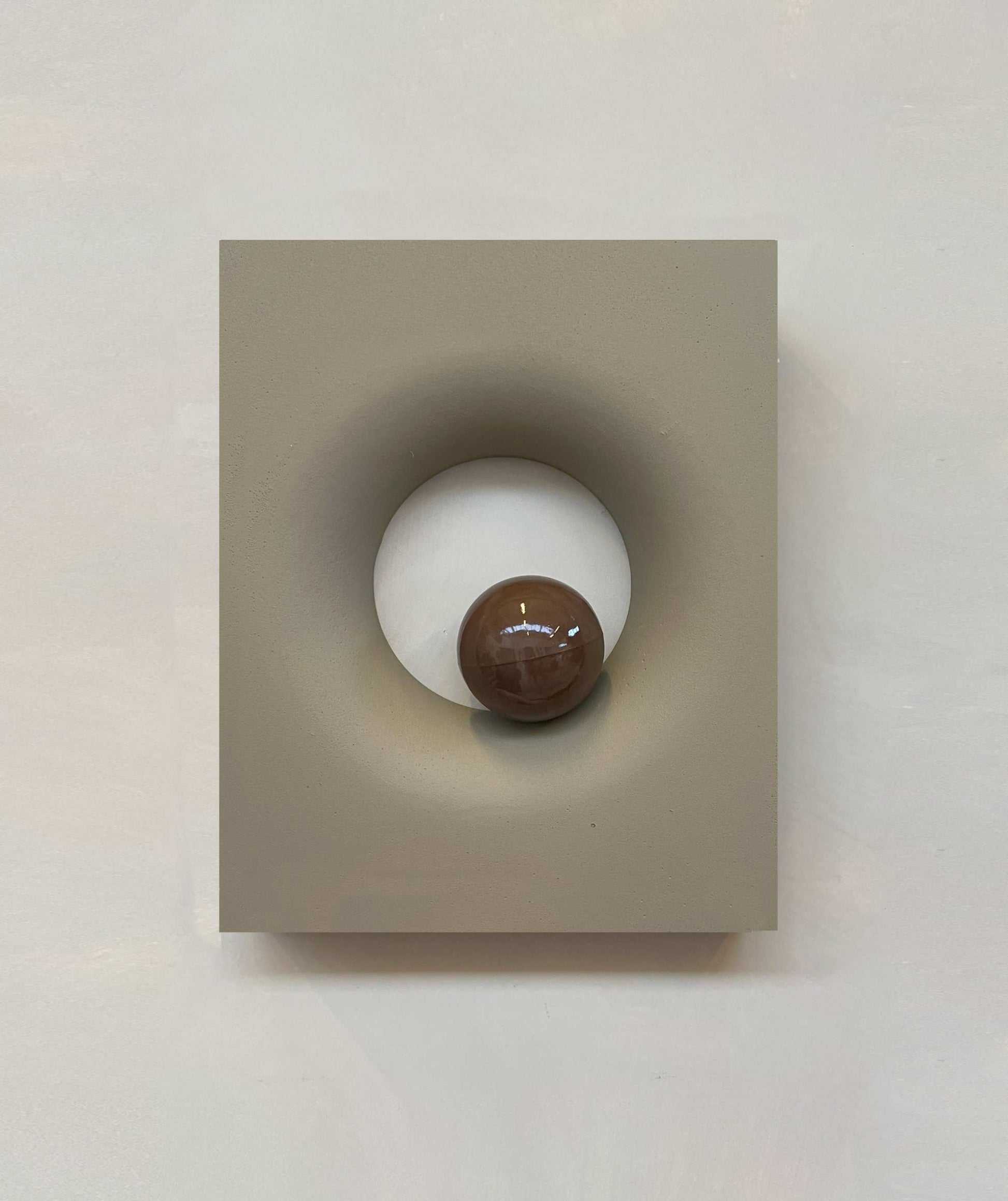 Golf + Sculpture en Boule Brown artwork, eco-friendly materials, 30x24 cm size.