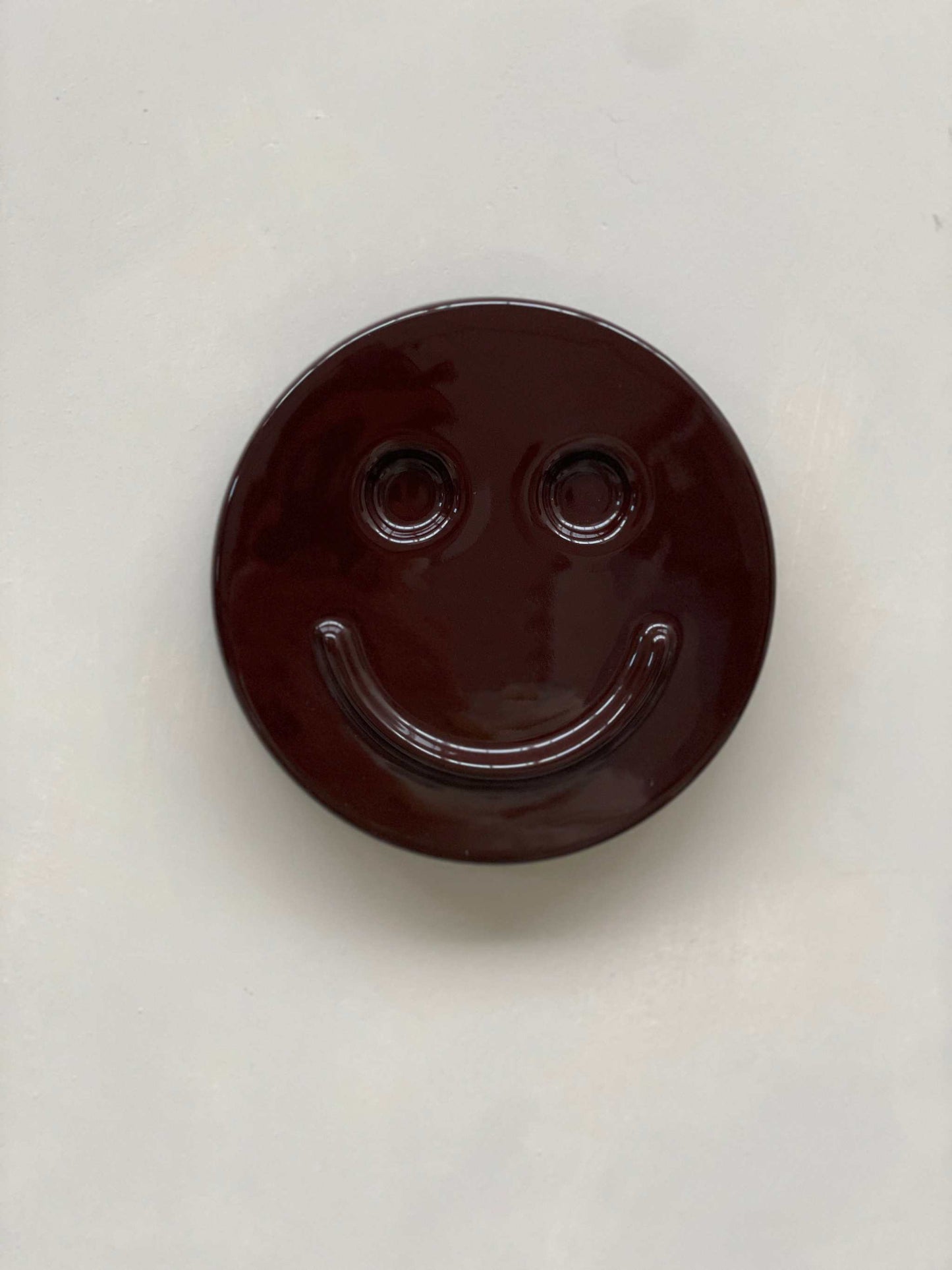 Smiley face happy ceramic artwork handcrafted by Edith Beurskens.