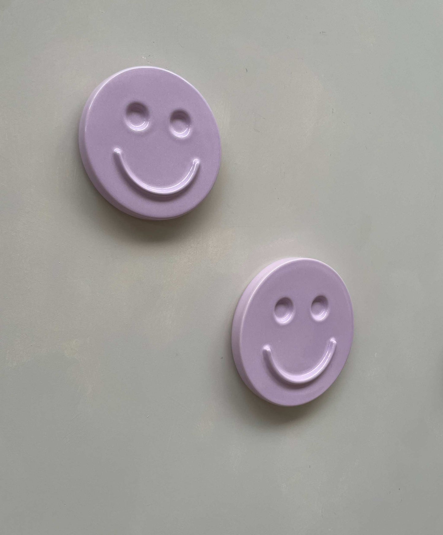 Orchid 'HAPPY' ceramic artwork smiling face wall decor by Edith Beurskens.