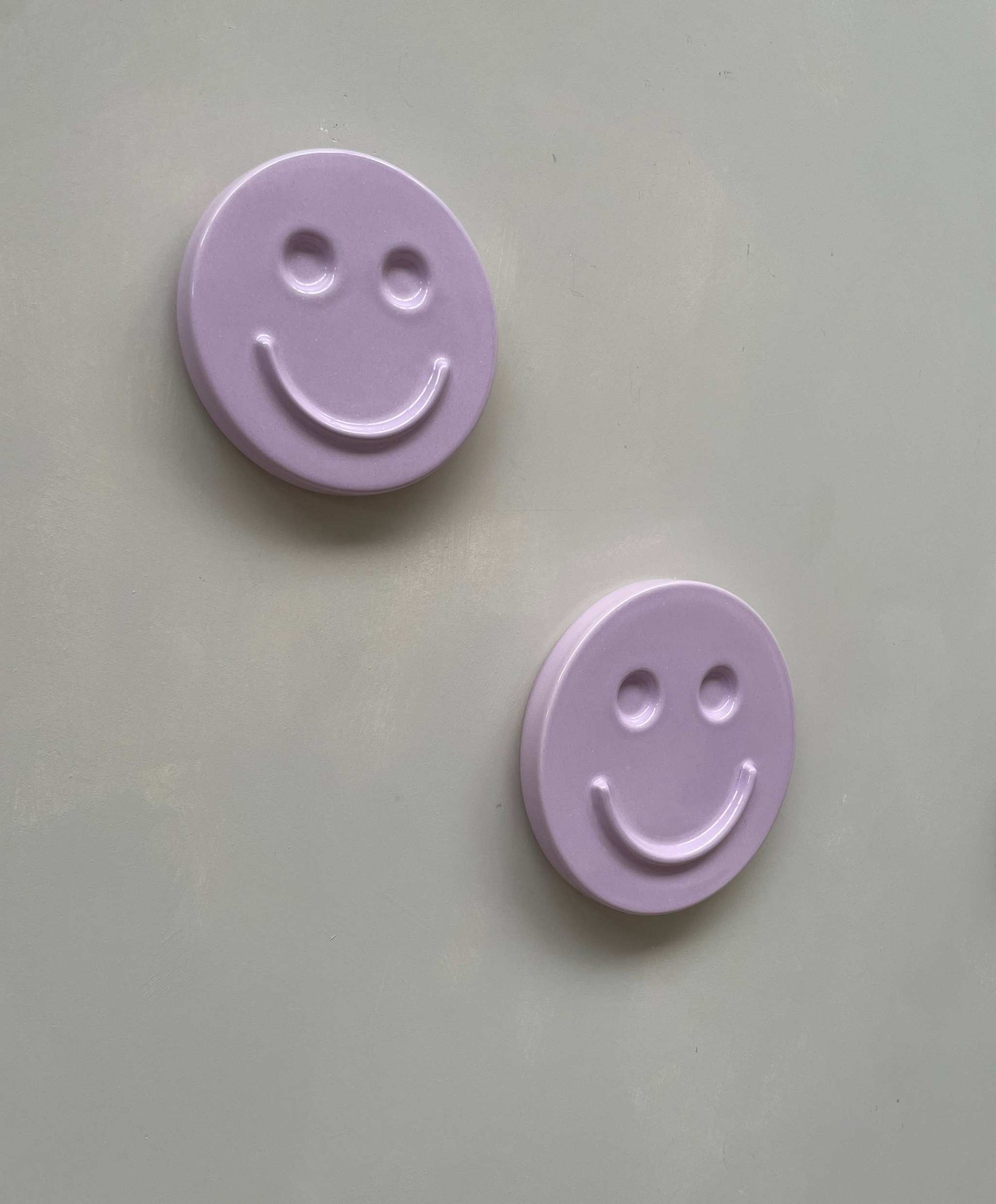 Orchid 'HAPPY' ceramic artwork smiling face wall decor by Edith Beurskens.