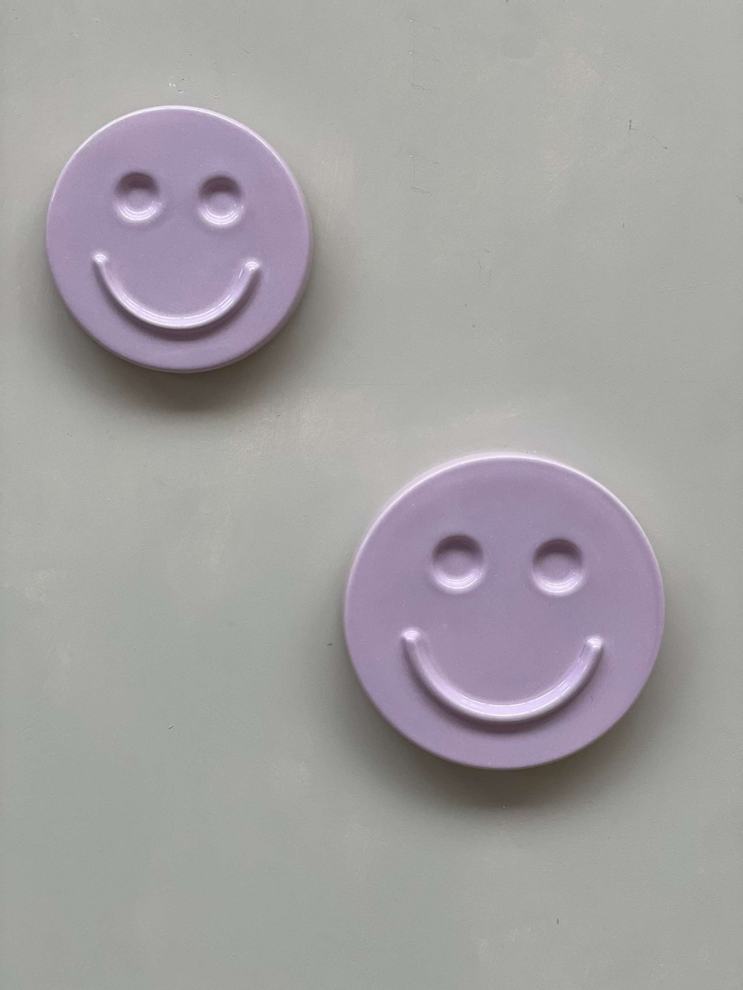 Orchid 'HAPPY' ceramic smiley face artwork handcrafted by Edith Beurskens.
