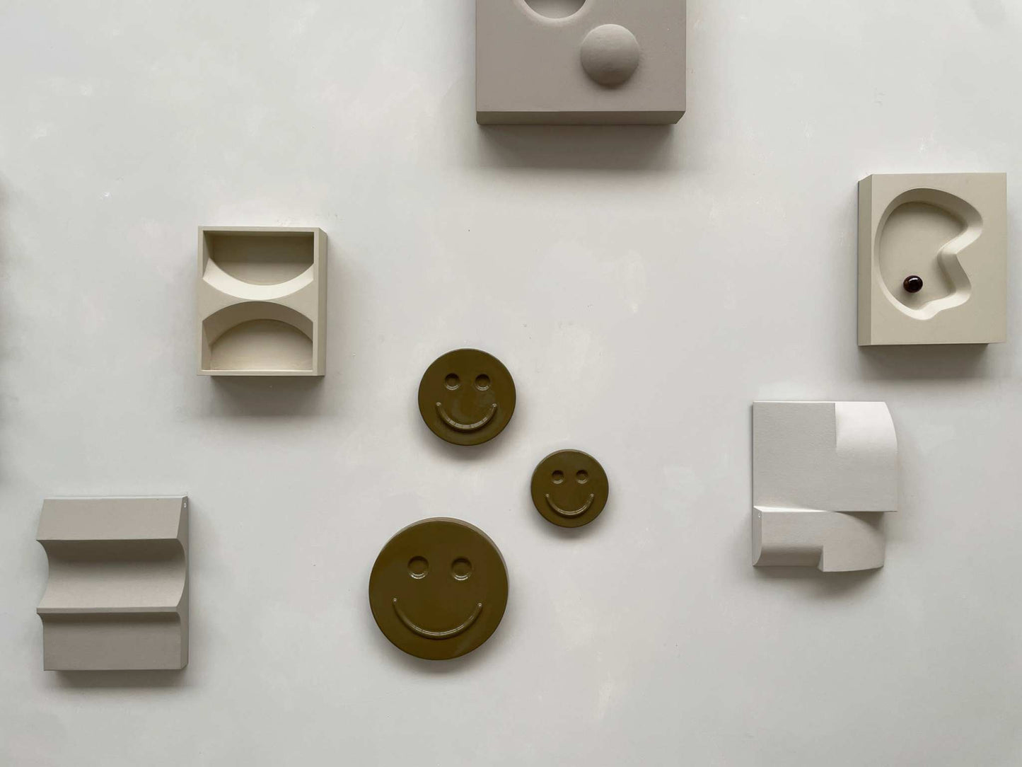 Olive 'HAPPY' ceramic artwork with smiley design, handcrafted by Edith Beurskens at Royal Goedewaagen.