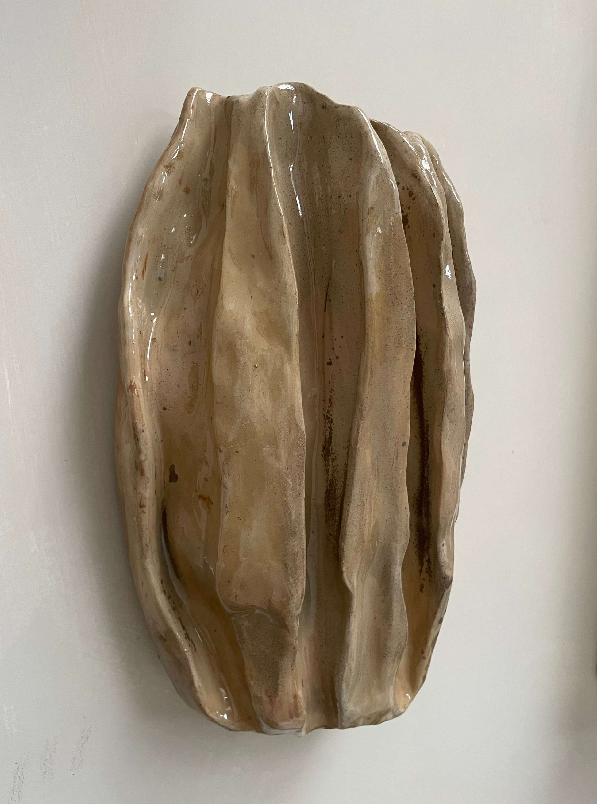 Handcrafted ceramic sculpture "OBJETS DE NOYER - SAND 01" with organic shapes and flowing lines, 30 x 19 cm.
