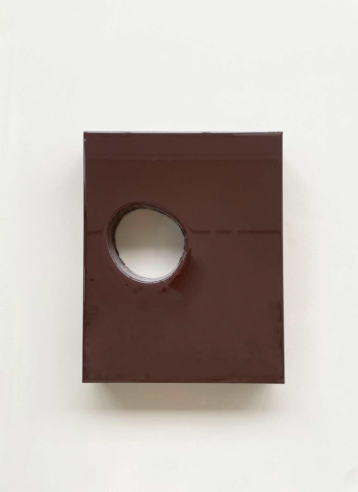 HOLE-IN-ONE - EGGPLANT artwork from PLAY collection, made of plant-based PLA, eco-painted, with resin finish, 30x24 cm.