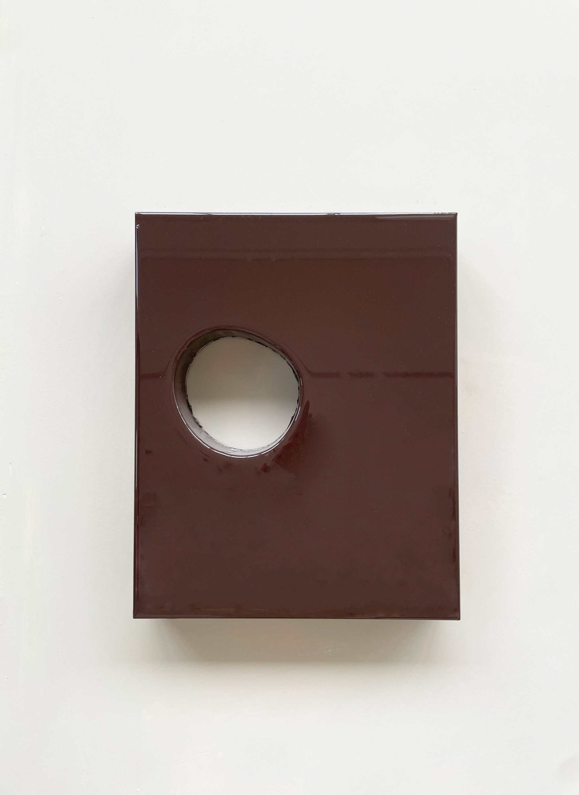 HOLE-IN-ONE - EGGPLANT artwork from PLAY collection, made of plant-based PLA, eco-painted, with resin finish, 30x24 cm.