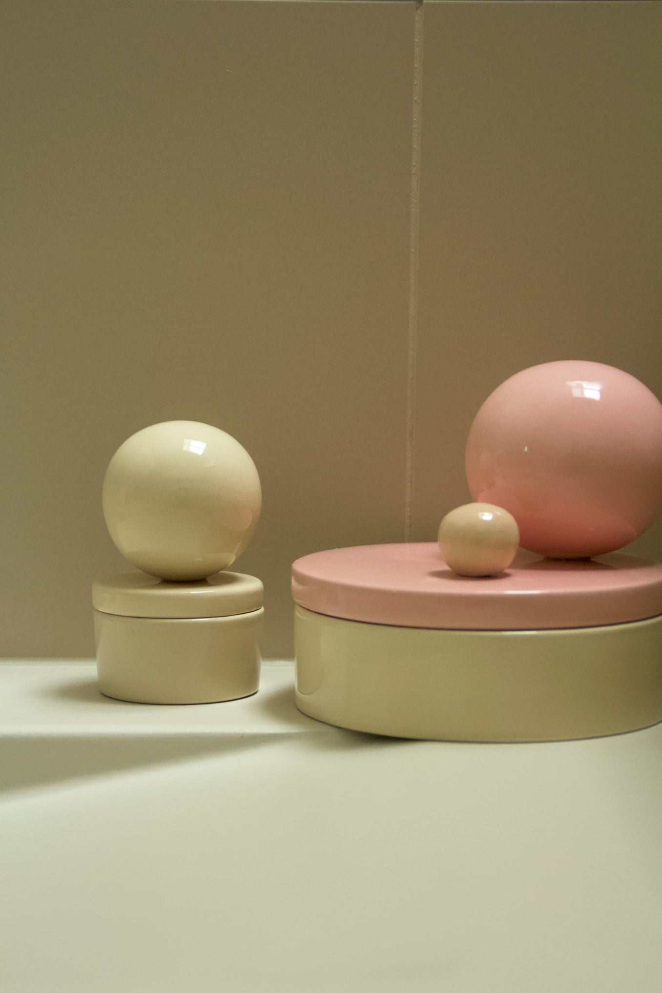 Small handmade ceramic box BOULE in vanilla, ideal for keepsakes and trinkets.