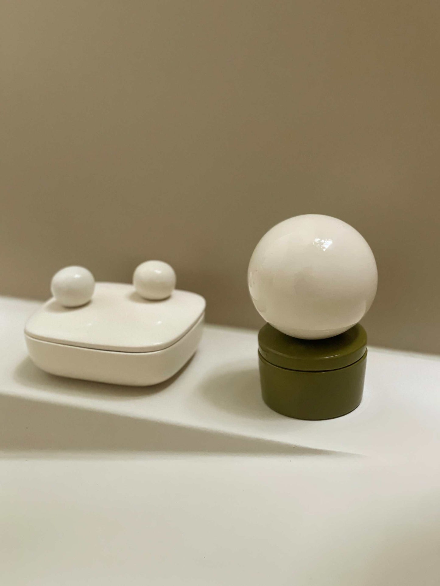 Ceramic box 'BOULE' in medium milk and olive tones, handmade for keepsakes and jewelry.