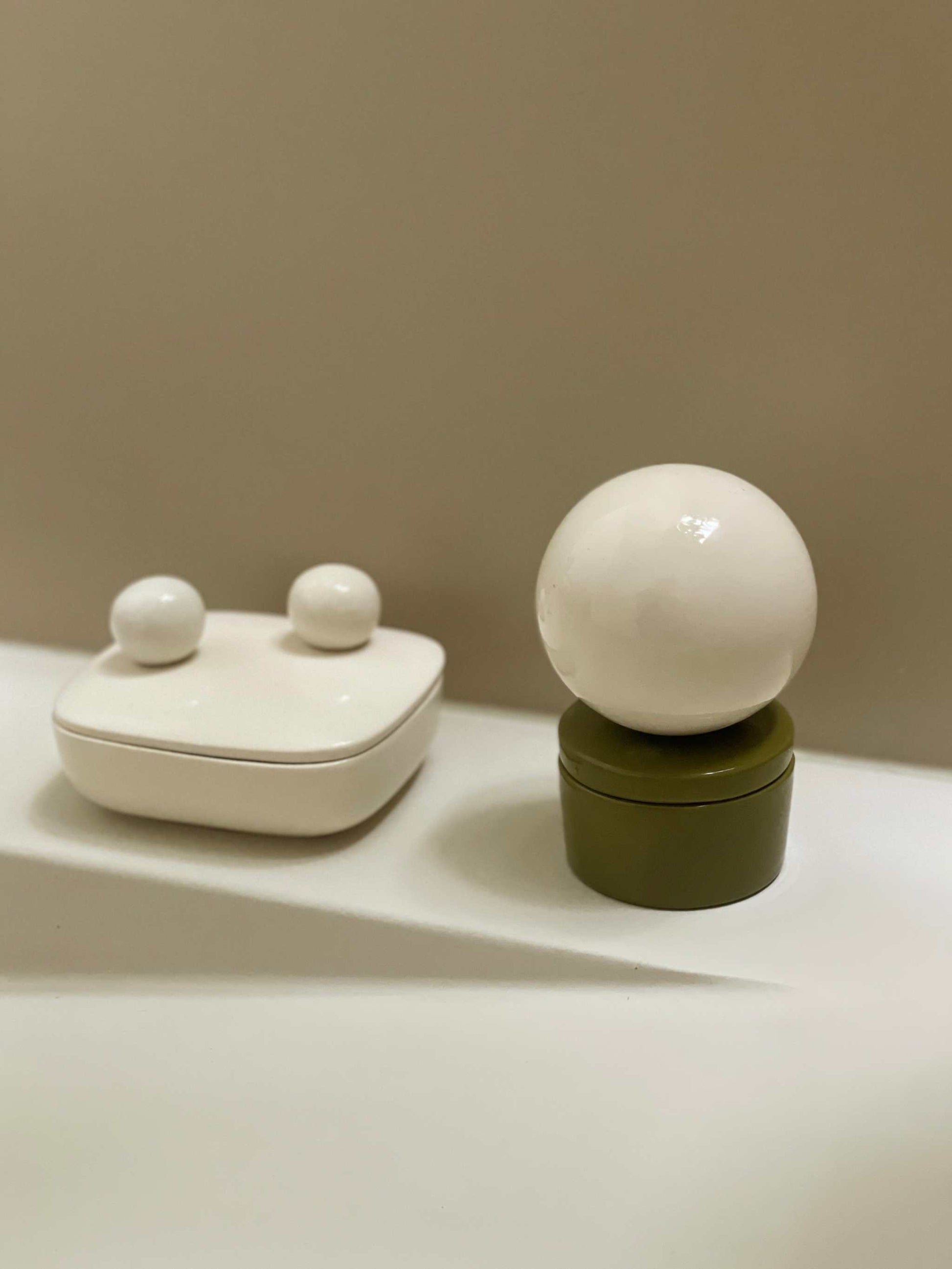 Ceramic box 'BOULE' in medium milk and olive tones, handmade for keepsakes and jewelry.