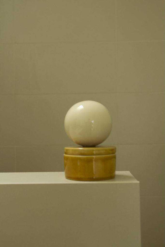 Ceramic box 'BOULE' in vanilla and cognac tones, medium size, ideal for keepsakes.