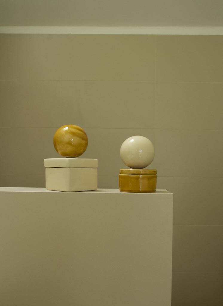 Medium ceramic box 'BOULE' in vanilla and cognac colors, handmade by Edith Beurskens & April van Domburg, perfect for keepsakes.
