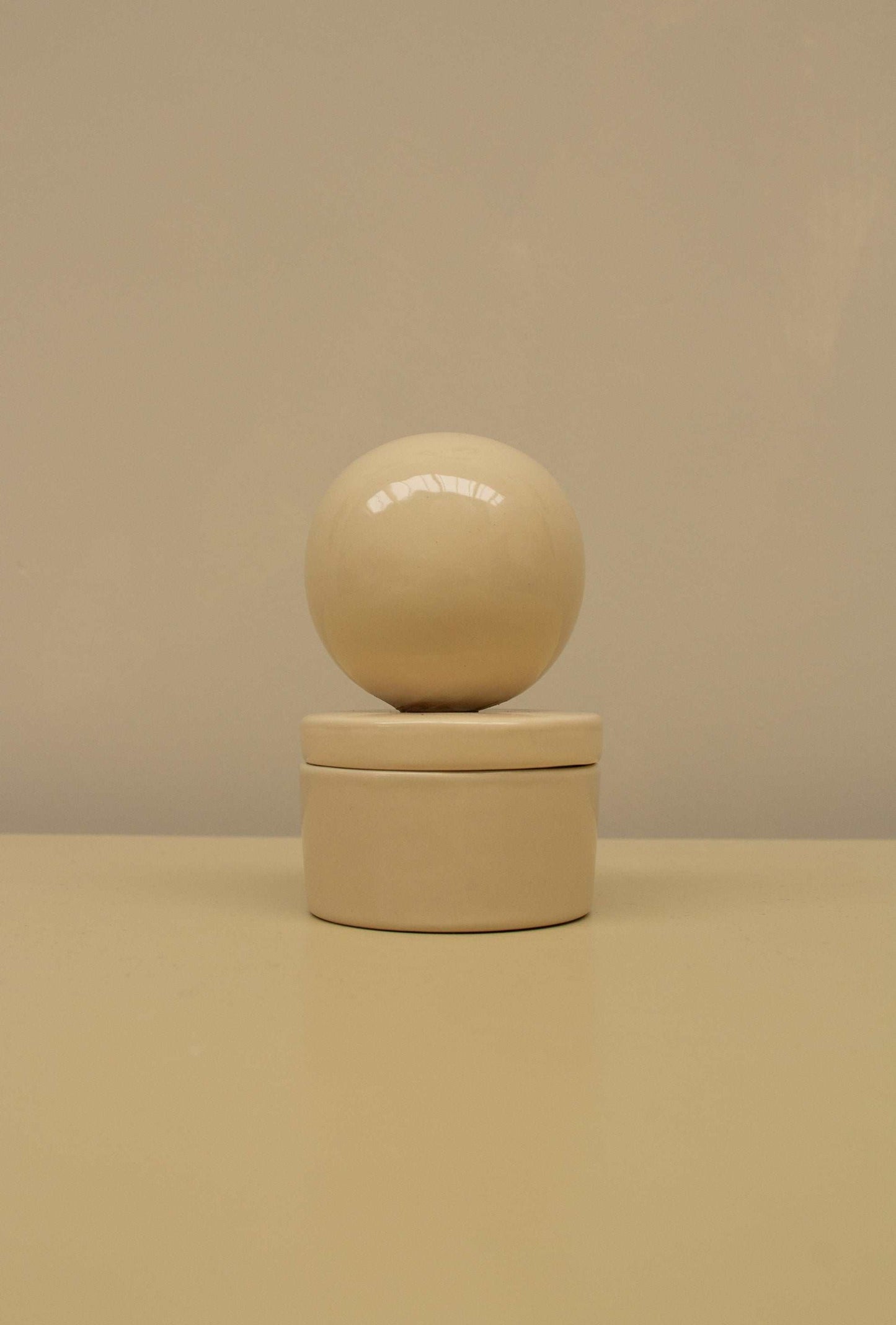 Small vanilla ceramic box 'BOULE,' perfect for keepsakes, 11 cm height, 7 cm diameter.