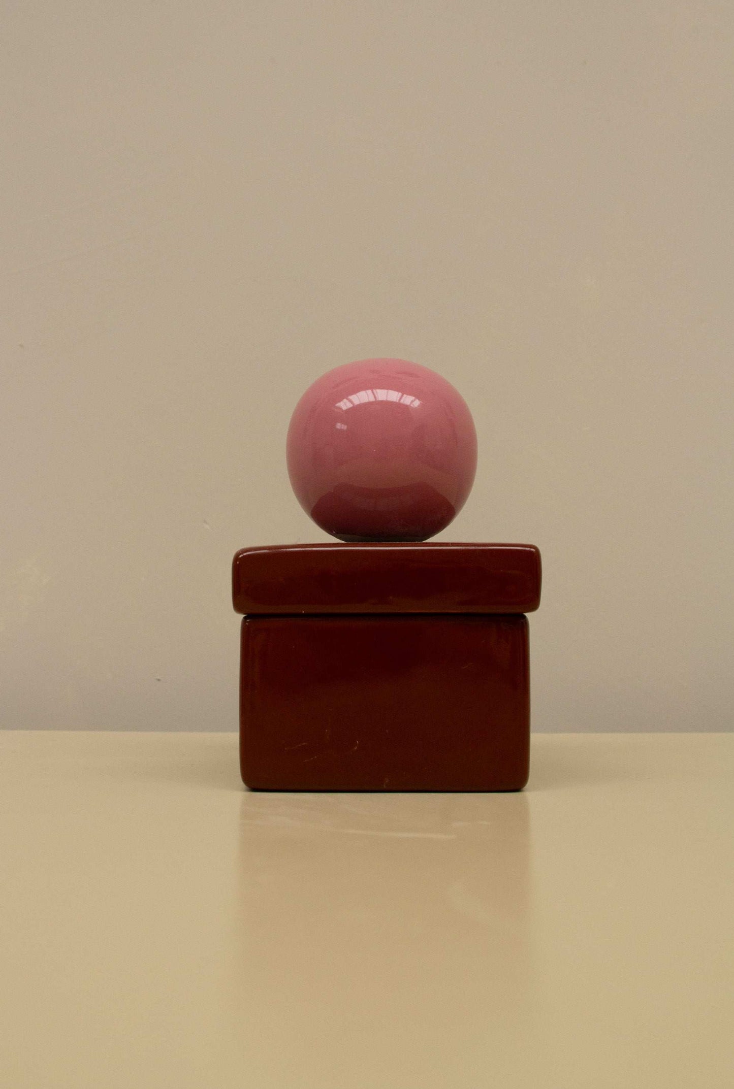 Ceramic box 'BOULE' in cherry and sorbet color scheme, square shape.