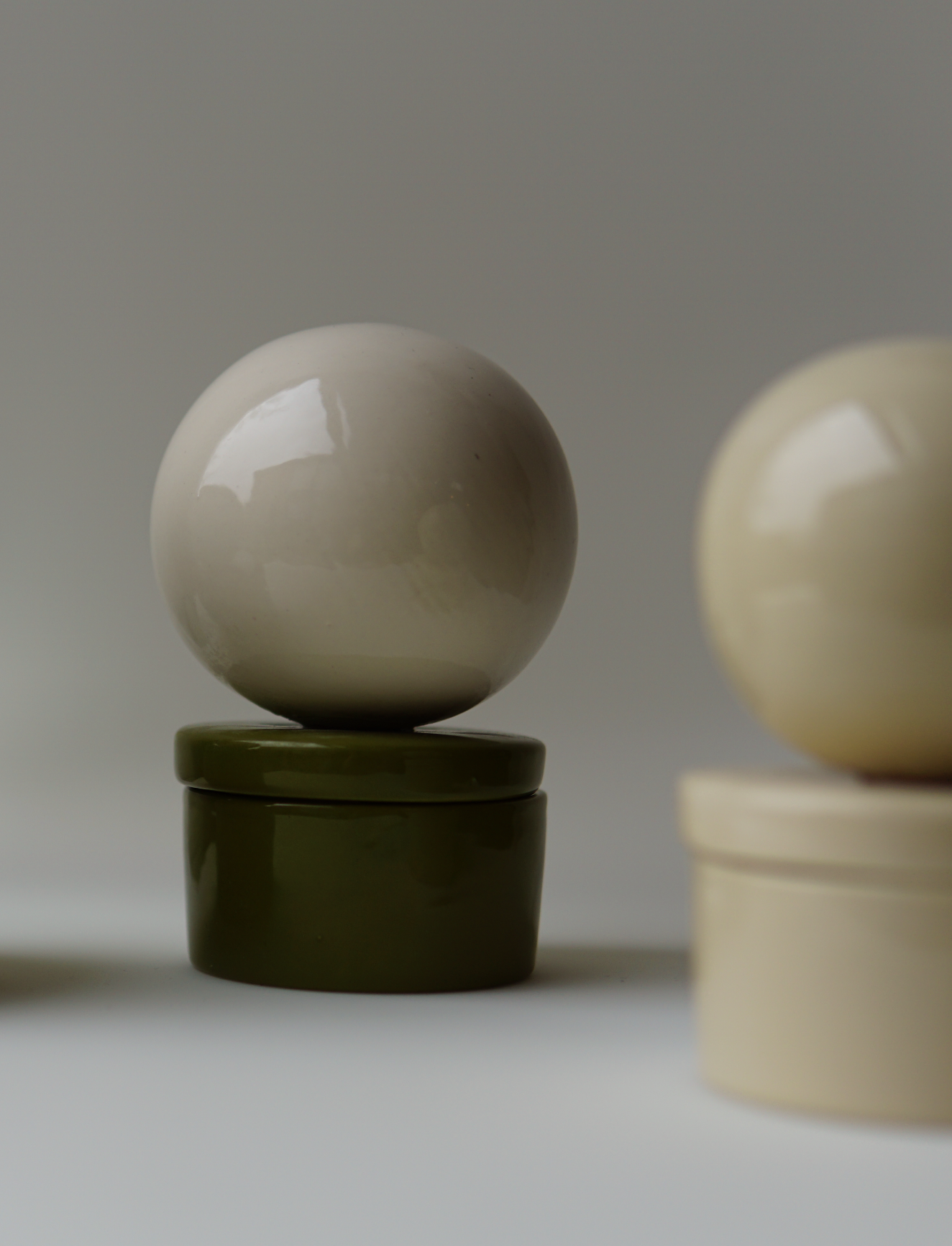 Medium ceramic box 'BOULE' in milk and olive colors, perfect for keepsakes.