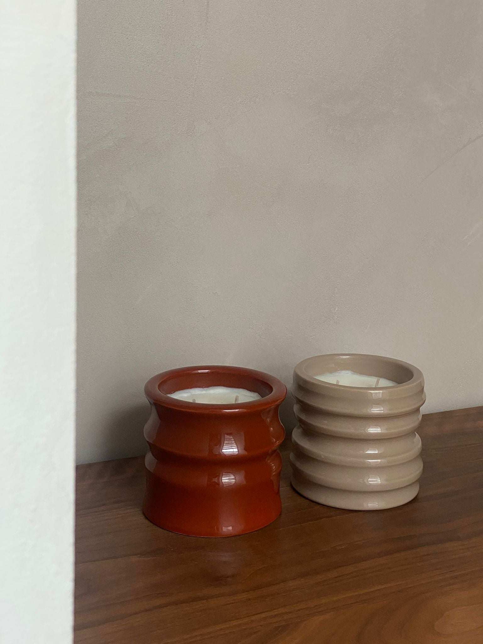 Scented candles in ceramic holders from the Shape 01 collection, featuring designs by Edith Beurskens.